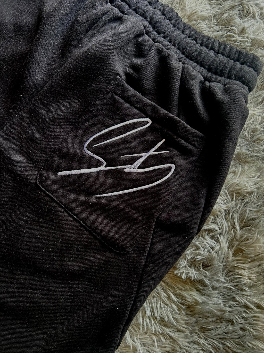 Short fit wide black