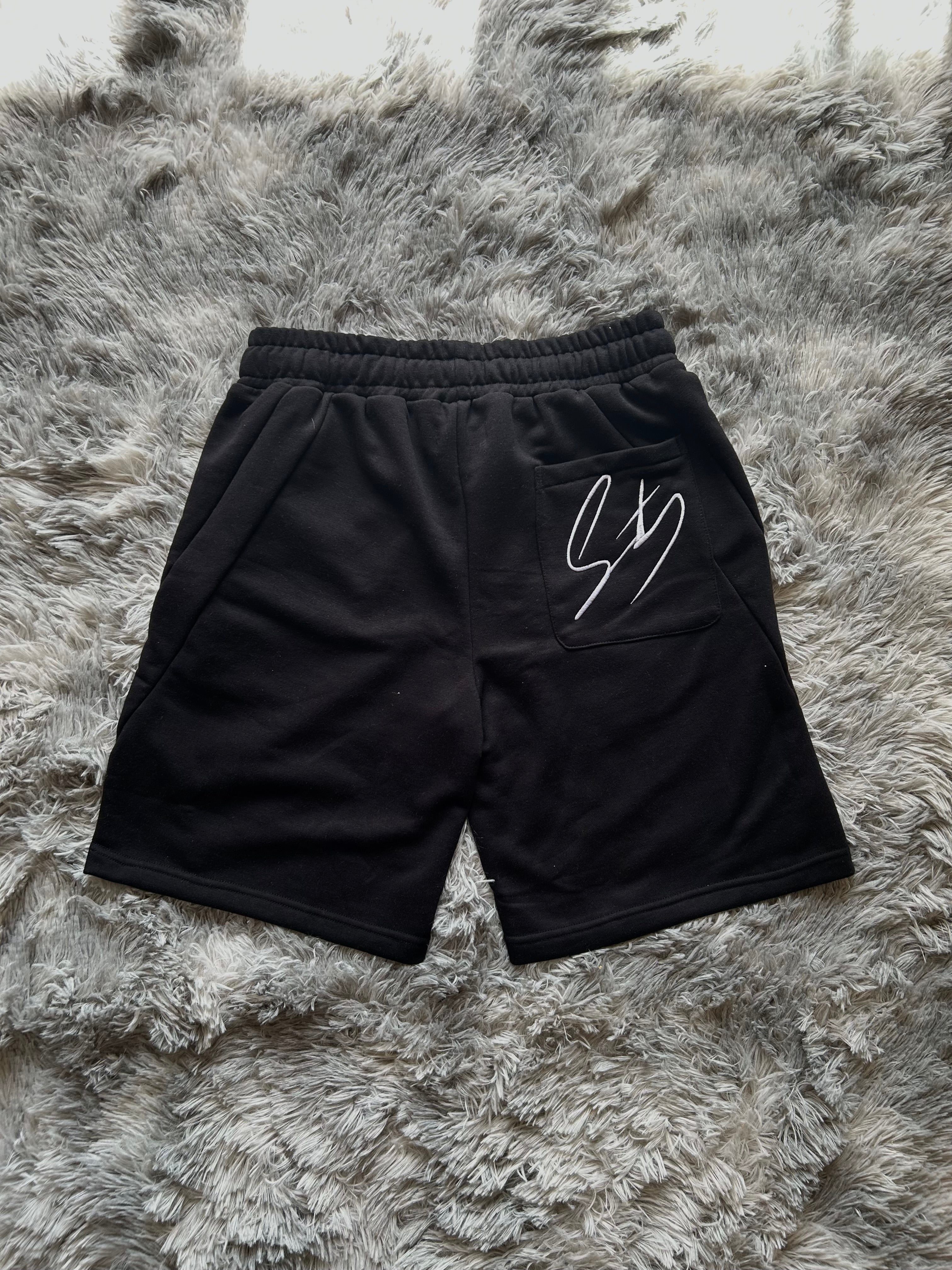Short fit wide black