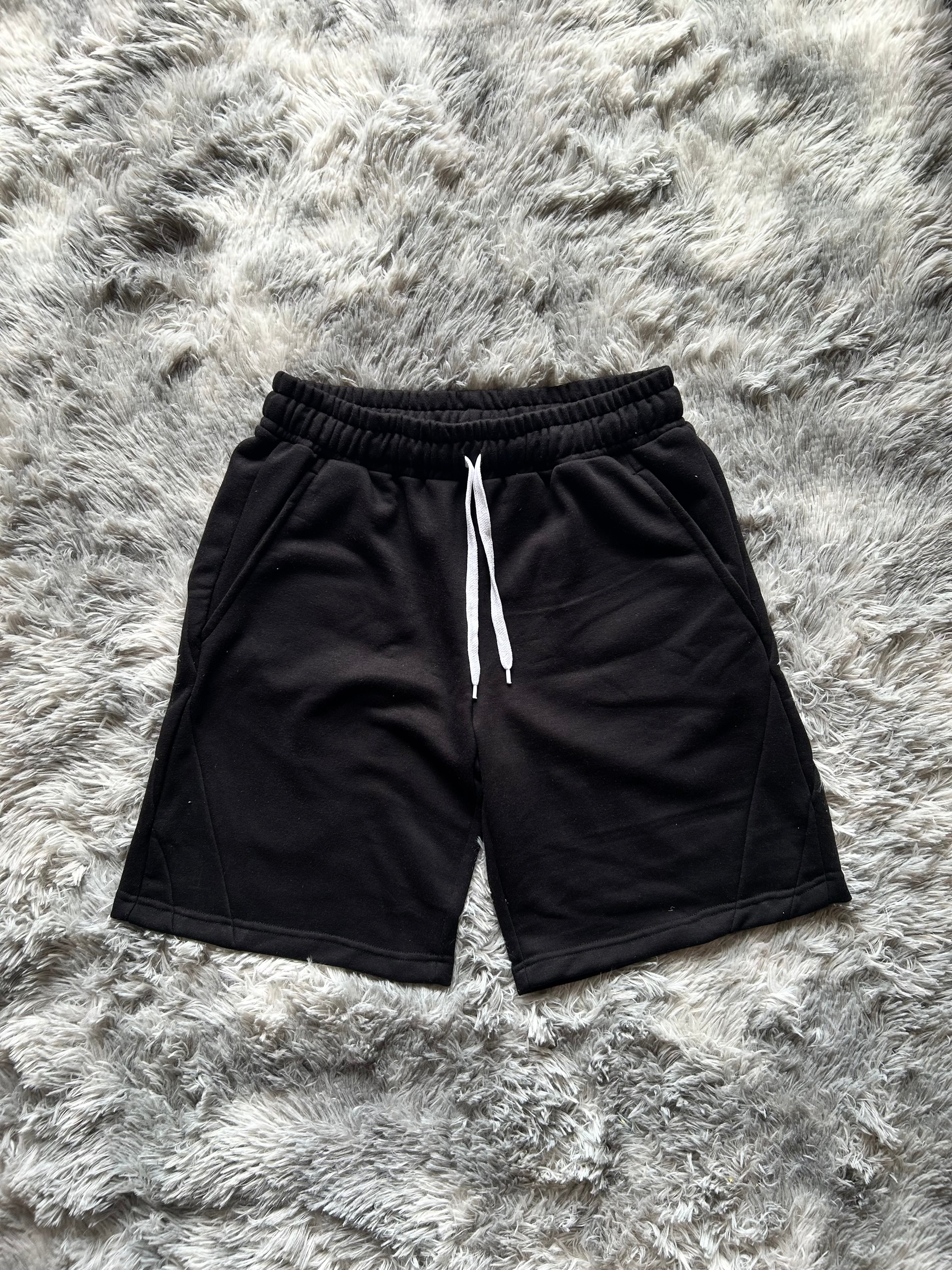 Short fit wide black
