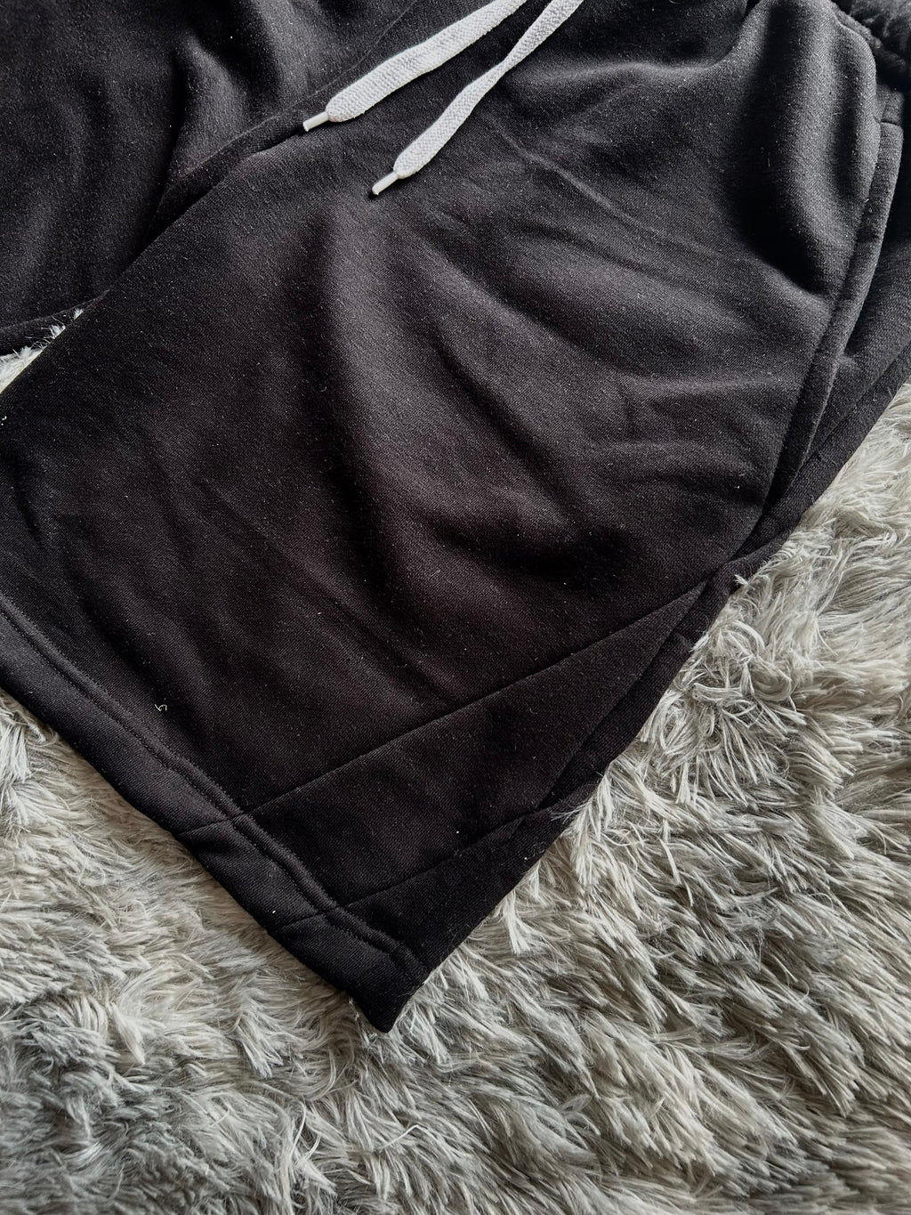 Short fit wide black
