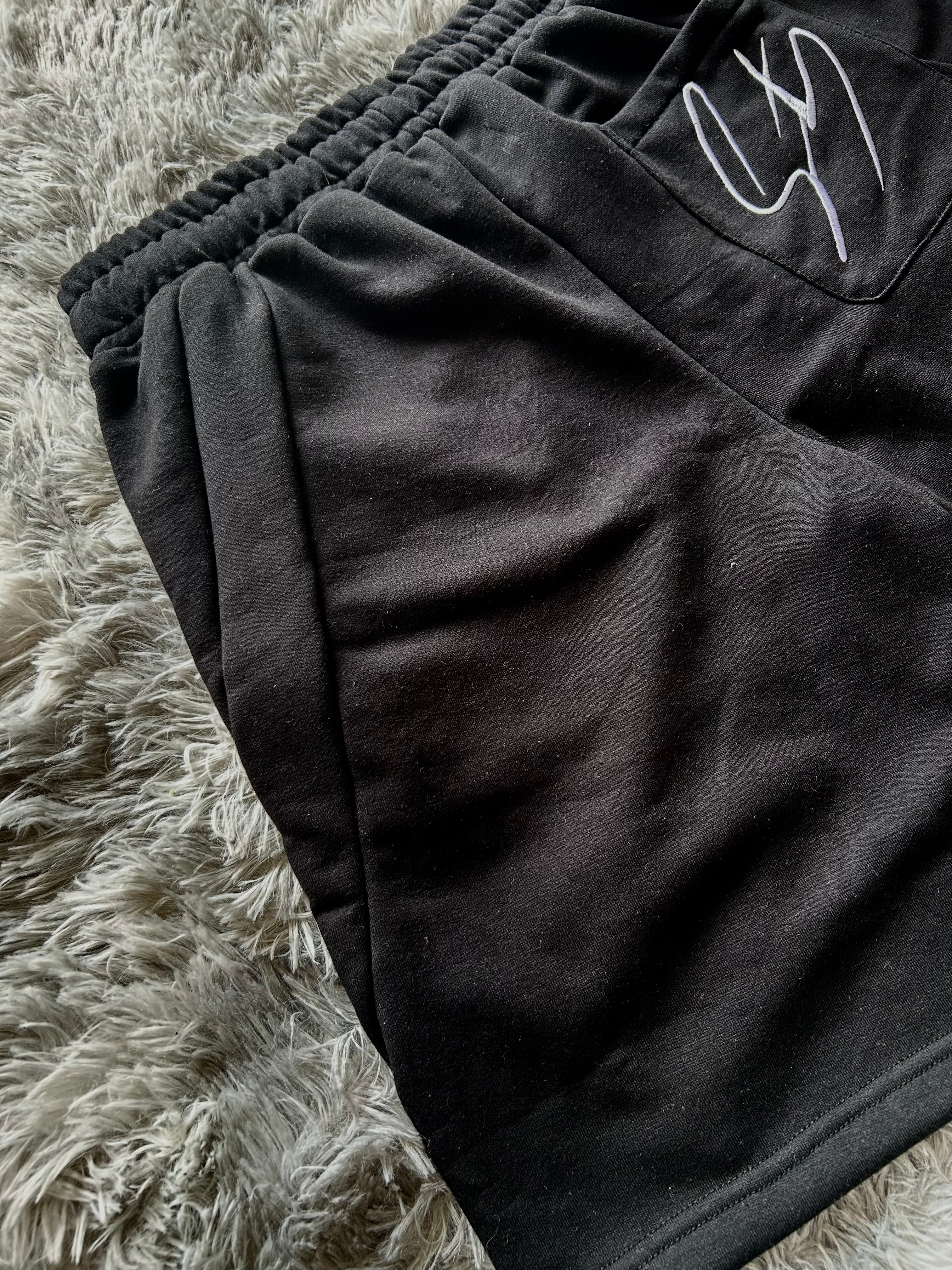 Short fit wide black